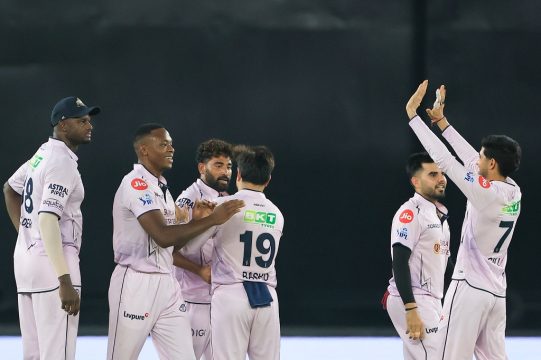 हैदराबादलाई हराउँदै शीर्षस्थानमा पुग्यो गुजरात, आज बेङ्ग्लुरु र कोलकाता भिड्दै