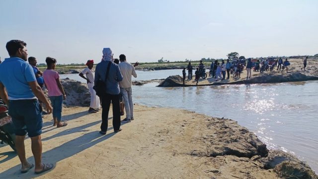 बाढीले फेरि बगायो कमला नदीको ‘डाइभर्सन’, हुलाकी राजमार्ग अवरुद्ध हुँदा यात्रु अलपत्र