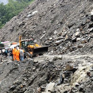 अविरल वर्षाले मुख्य राजमार्गमा अवरोध र सवारी सञ्चालनमा रोक, यस्तो छ पछिल्लो अवस्था?