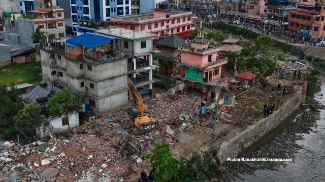 माछापोखरीको श्रीउर्गेन गुम्बासँगै स्कुल र करिडोर आसपासका अन्य संरचनामा चल्यो डोजर