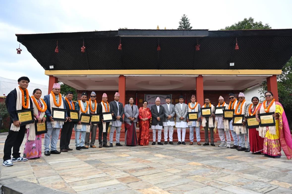 सरकारले १४ कृषकलाई २ लाखका दरले दियो पुरस्कार, ‘किसानको प्रगतिमा देशको समृद्धि गाँसिन्छ’