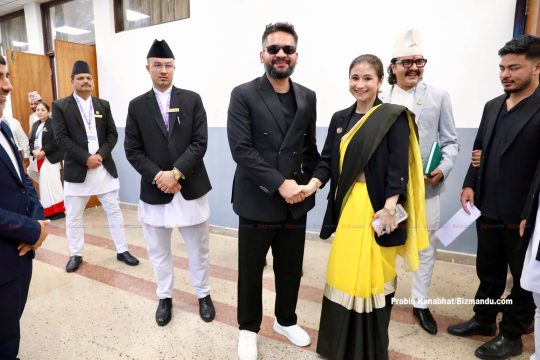 जब गोल्डस्टारको जुत्ता लगाएर विदुषी राणाको छेउ पुगे प्रधानमन्त्री बालेन्द्र शाह…
