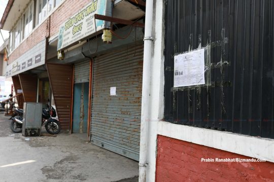 डोजरको भय : घर बाहिर नक्सा र लालपूर्जा टाँस्दैछन् बागमती किनारका स्थानीय (तस्विरहरु)