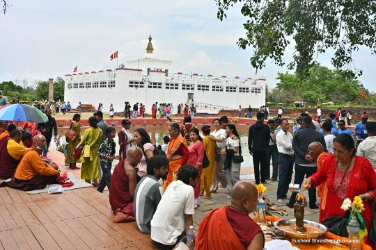 लुम्बिनीमा बुद्ध जयन्तीको चहलपहल, मायादेवी  मन्दिर परिसर पुग्नेको घुइँचो (तस्विरहरु)