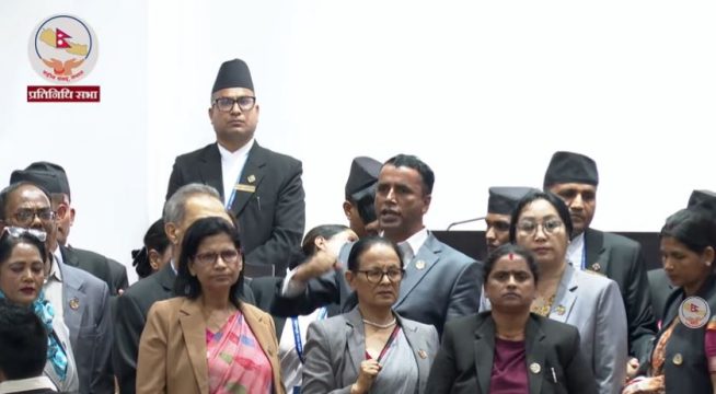 प्रधानमन्त्री शाह नआएको भन्दै प्रतिपक्षी दलले गरे वेल घेराउ, संसदमा नाराबाजी