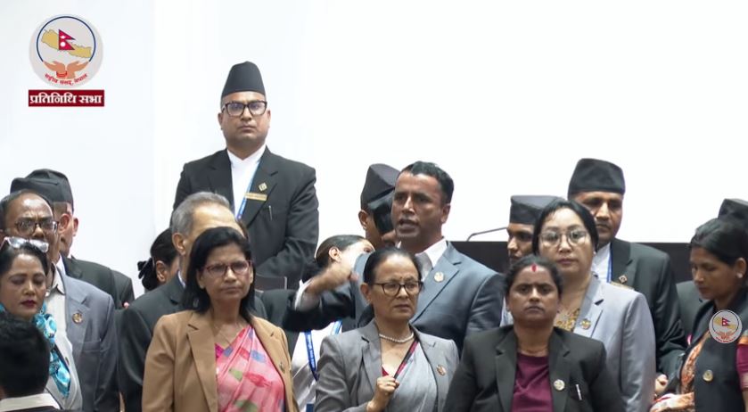 प्रधानमन्त्री शाह नआएको भन्दै प्रतिपक्षी दलले गरे वेल घेराउ, संसदमा नाराबाजी