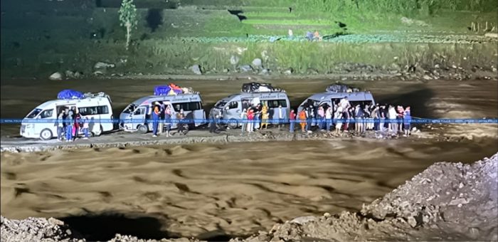 रोशी खोलाको बाढीमा फसेका ५ वटा माइक्रोबसमा सवार ८९ यात्रुको उद्धार