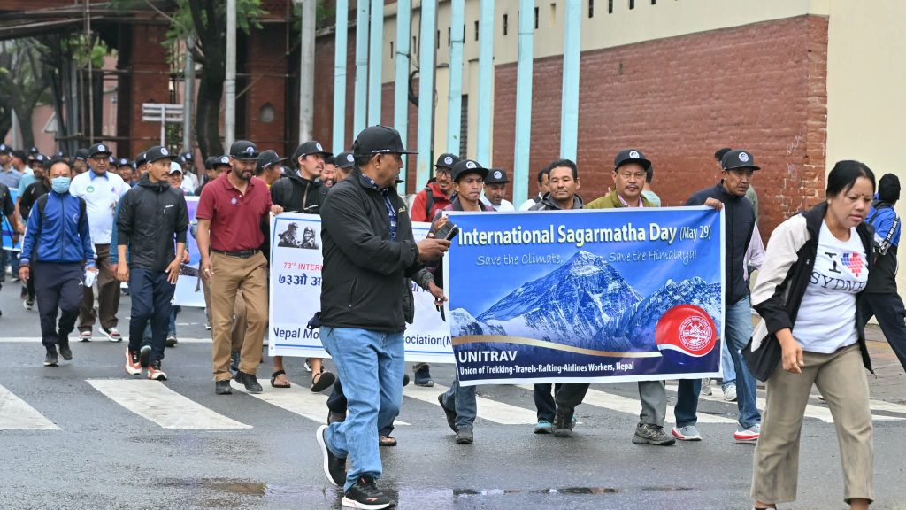 सगरमाथा दिवसको अवसरमा प्रभातफेरी, ठमेलबाट निकालियो र्‍याली (तस्विरहरु)