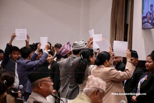 प्रधानमन्त्री बालेन संसदबाट भागेको भन्दै प्लेकार्ड टाँसेर सदनमा श्रम संस्कृतिको विरोध (तस्विरहरु)