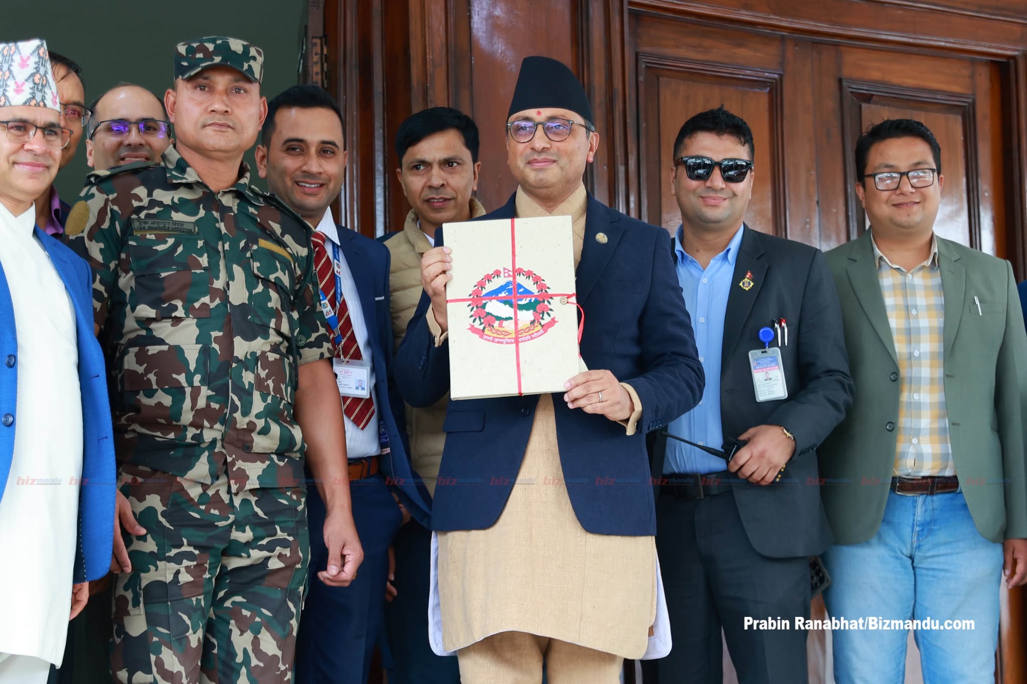 बजेट पुस्तिका लिएर अर्थ मन्त्रालयबाट बाहिरिए स्वर्णिम, मन्त्रिपरिषद्लाई ब्रिफिङपछि संसद्‍मा