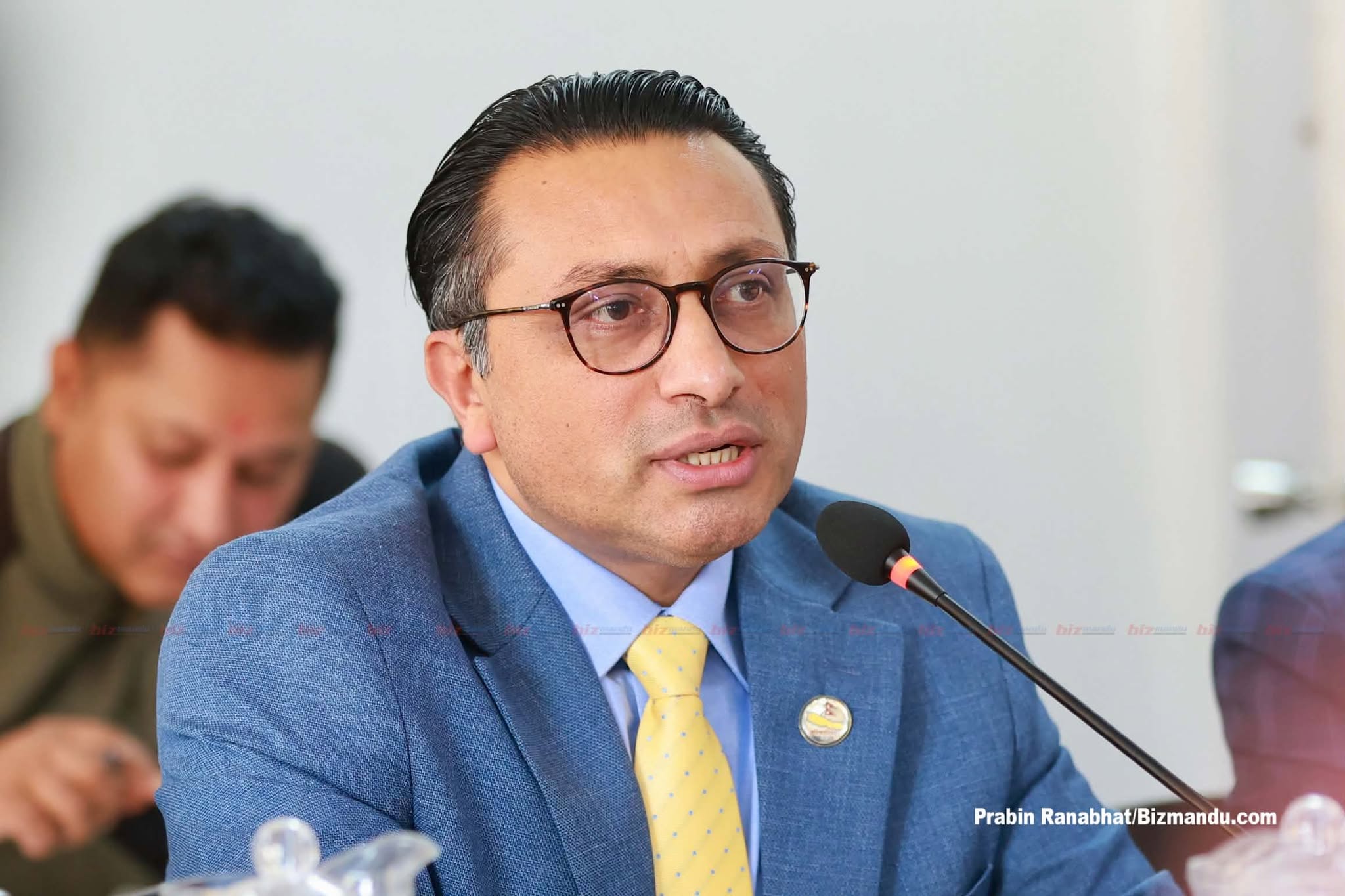 पुनर्निर्माणको स्रोतका लागि दाता सम्मेलनमा मात्रै निर्भर नहुने, अर्थमन्त्री आफैं विश्व दौडाहामा 