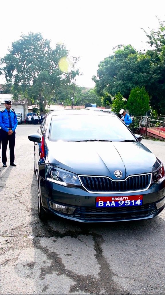 प्रहरीले गाडीबाट हटाउन थाल्यो कालो सिसा, व्यवसायीलाई भन्यो- अबदेखि त्यस्ता सवारी आयात नगर्नू