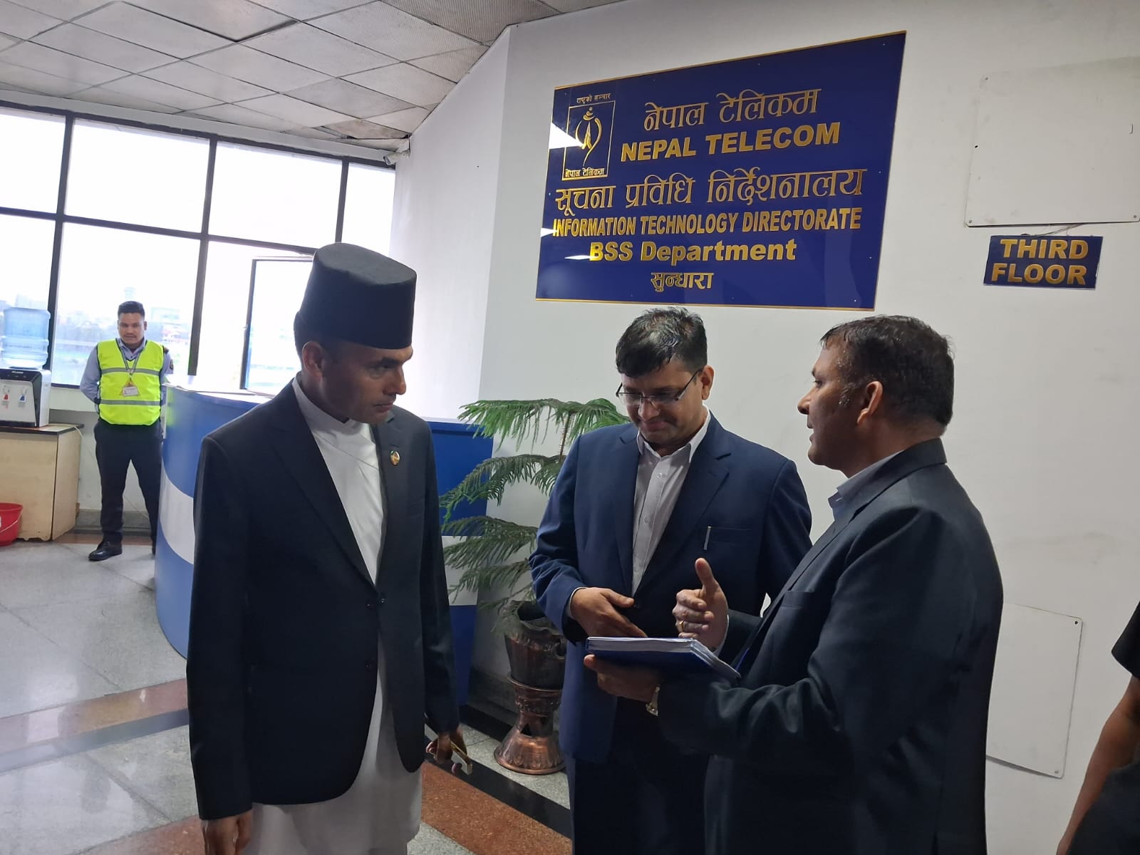 सञ्चारमन्त्री तिमिल्सिनाले गरे टेलिकमको निरीक्षण, सेवा थप प्रभावकारी बनाउन निर्देशन