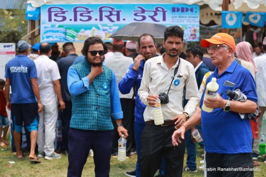 रास्वपाको महाधिवेशन डीडीसीलाई बन्यो फलिफाप, बिक्री कक्षमा ग्राहकको घुइँचो