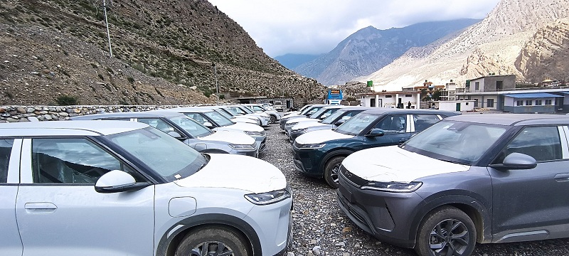 अटो शोमा बुकिङ गरेका ग्राहकलाई गाडी डेलिभरी गर्ने तयारीमा व्यवसायी, कोरलाबाट धमाधम ल्याउँदै