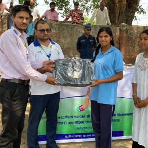 कामना सेवा विकास बैंकले बैजनाथ माविका विद्यार्थीलाई वितरण गर्‍यो शैक्षिक सामग्री