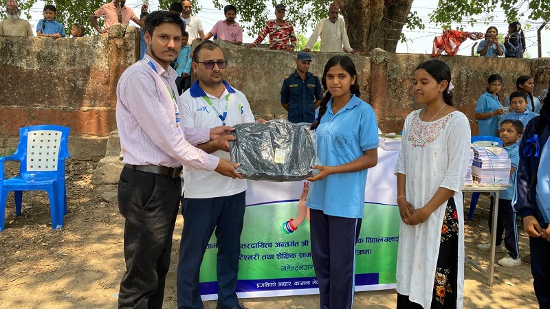 कामना सेवा विकास बैंकले बैजनाथ माविका विद्यार्थीलाई वितरण गर्‍यो शैक्षिक सामग्री