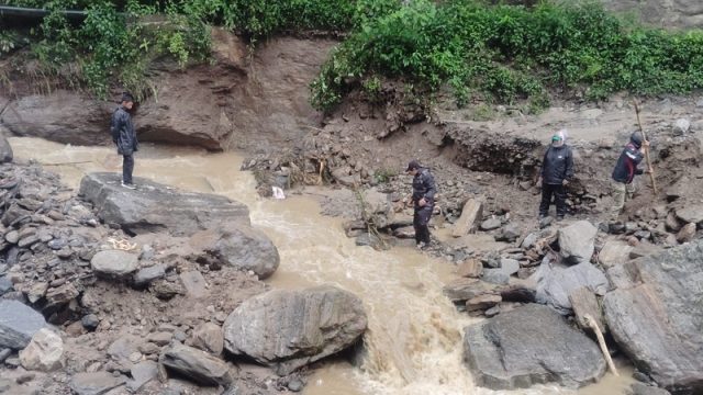 बाढीले अवरुद्ध मध्यपहाडी लोकमार्ग खुलाउने प्रयास जारी, स्काभेटरसहित कामदार परिचालन