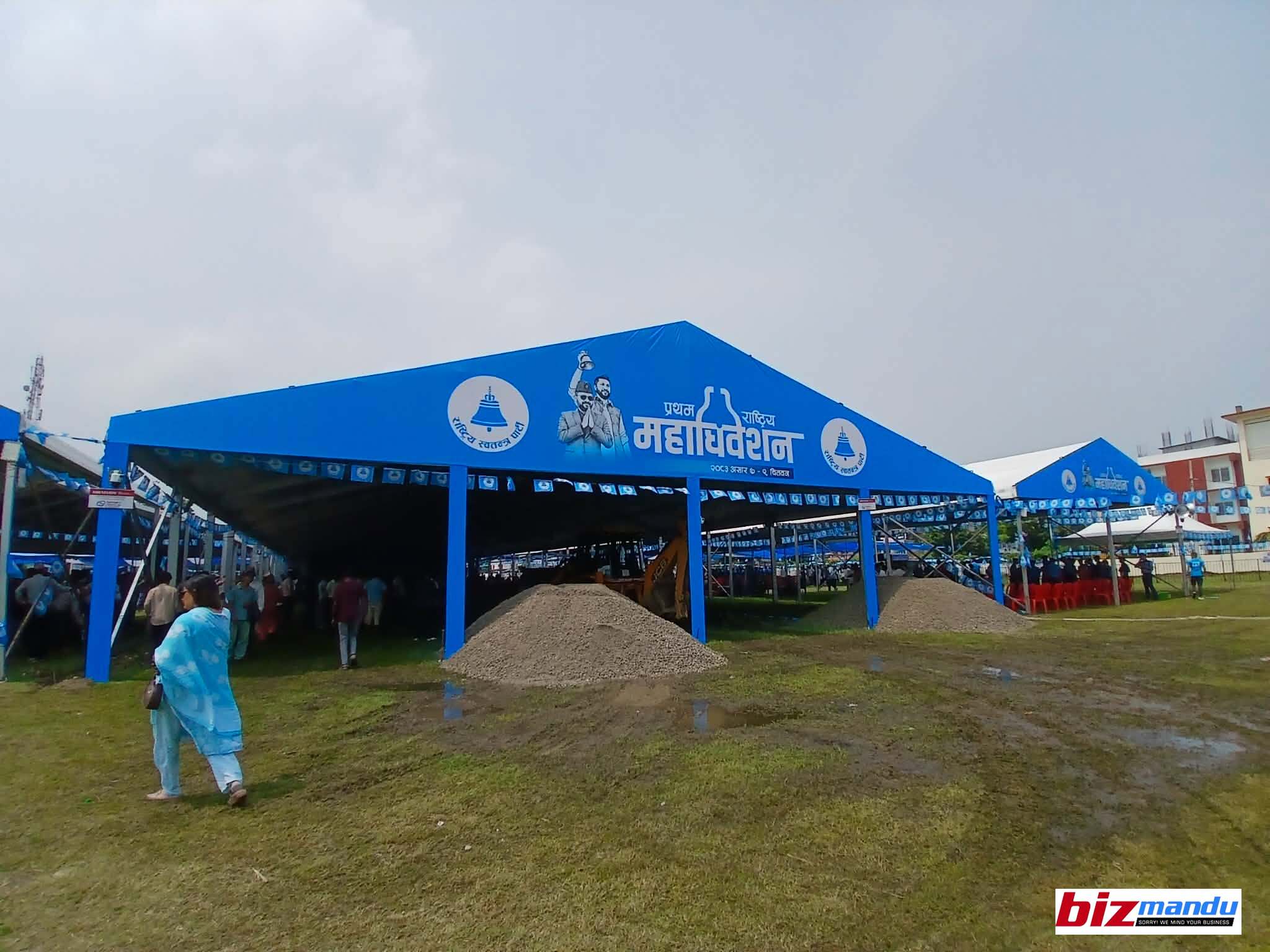 रास्वपा महाधिवेशन : रातिको वर्षाले हिलाम्य अधिवेशन स्थललाई गिटी हाल्दै सम्याइँदै, चहलपहल बढ्दै