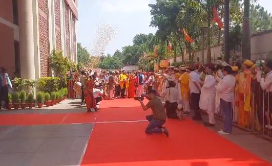 रास्वपा सभापति रविलाई भाजपा मुख्यालयमा रेड कार्पेट, झाँकीसहित भव्य स्वागत