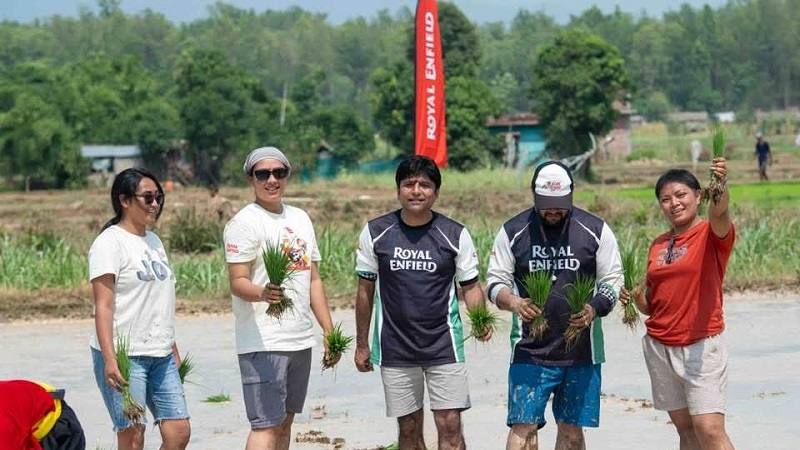 रोयल इनफिल्डका राइडरहरूले नेपालगञ्जमा धान रोपेर कृषि परम्पराको गरे प्रवर्धन