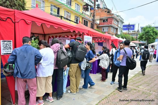 जावलाखेलमा ललितपुर महानगरले आयोजना गरेको रोजगार मेलामा युवाको भीड