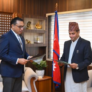 सेबोनका नवनियुक्त अध्यक्ष भट्टलाई शपथ गराउँदै अर्थमन्त्रीले मागे बजार सुधारको योजना