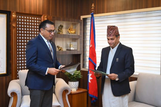 सेबोनका नवनियुक्त अध्यक्ष भट्टलाई शपथ गराउँदै अर्थमन्त्रीले मागे बजार सुधारको योजना