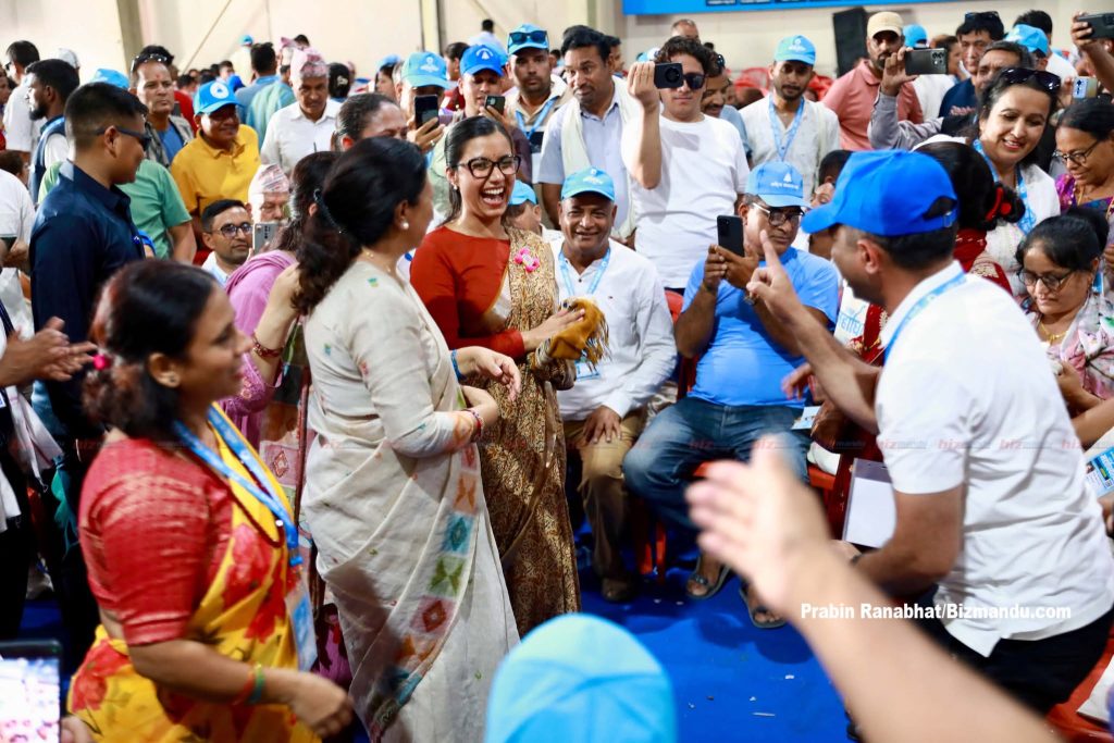रास्वपा महाधिवेशन प्रतिनिधिसँग मत माग्दै नाच्दै मन्त्रीदेखि सांसद (तस्विरहरु)