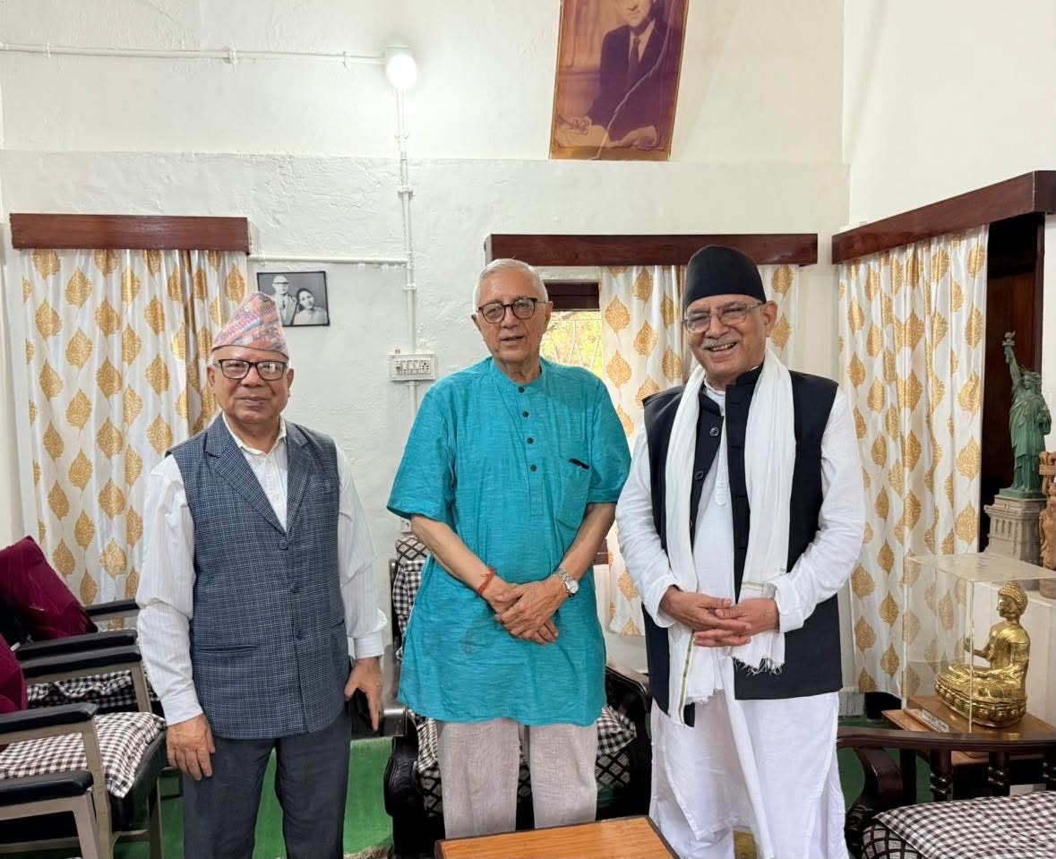 पुष्पकमल दाहाल र माधव नेपाल विराटनगरस्थित कोइराला निवासमा, शेखरसँग भेटवार्ता