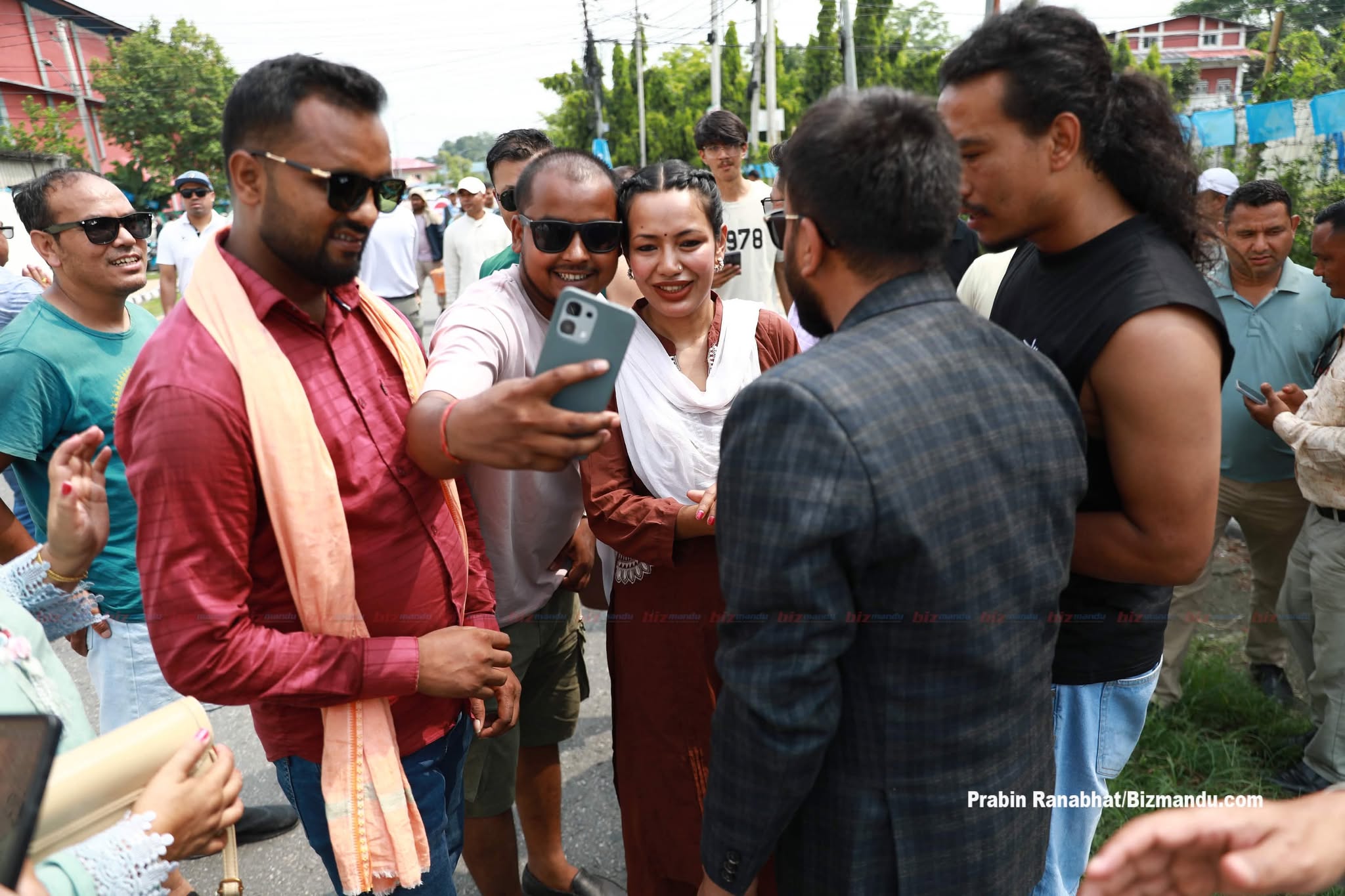 चितवनको गर्मीमा रास्वपा महाधिवेशन, कसैको हातमा फ्यान, कोही सेल्फी लिन व्यस्त (तस्विरहरु)