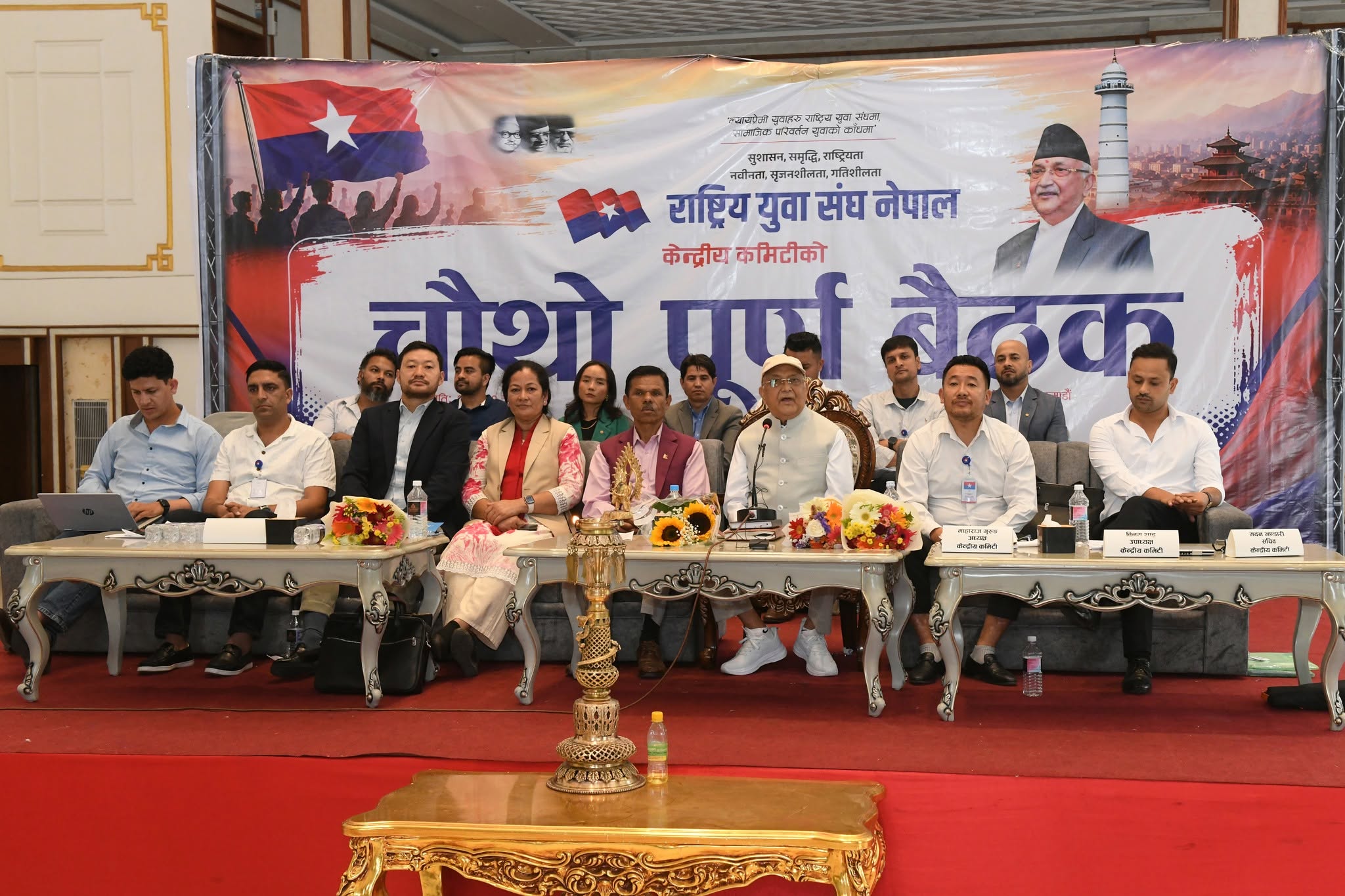 एमालेभित्रै एक्लिए ओली, बहुमत पदाधिकारीले छाडे साथ: कारबाहीको चेतावनीले विभाजनको त्रास