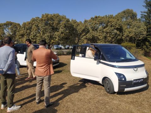 बीस लाख रुपैयाँसम्मको विद्युतीय गाडीको सडक दस्तुर घट्यो, अब २.५ प्रतिशत मात्रै