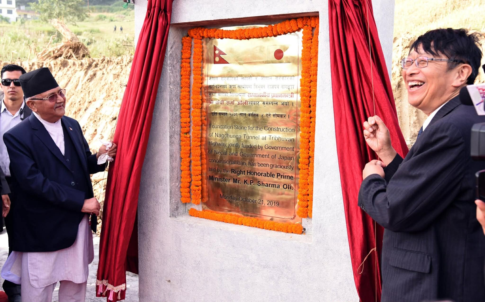 ओलीले सुरुङमार्ग शिलान्यास गर्दाको शिलालेख हरायो, आयोजनामा उद्घाटनको मात्रै, नियोजित की लापर्बाही?