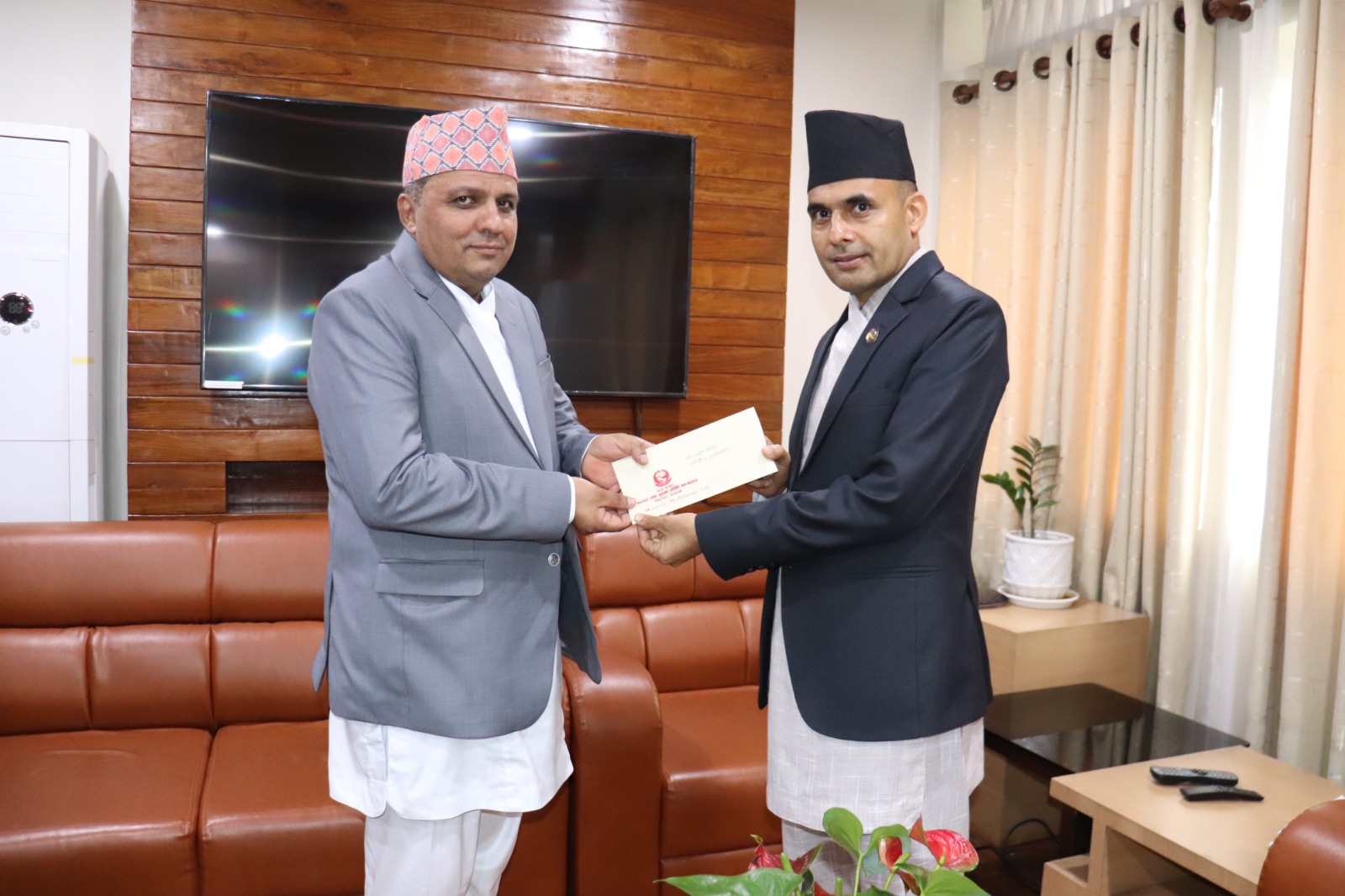प्राधिकरणका नयाँ अध्यक्ष घिमिरेले बुझे नियुक्तिपत्र, मन्त्रीले भने- नियामकको भूमिका कमजोर नहोस्