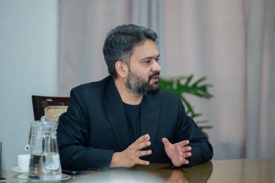 सुनसरीमा एकाएक दंगा कसरी भयो ? प्रधानमन्त्री बालेनका यस्ता छन् चार शंका