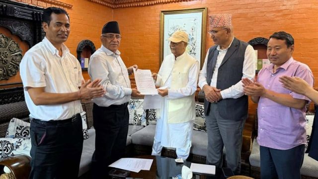 सरकारका लागि जुट्ने फुट्ने गरेका ओली-प्रचण्ड फेरि मिले, कसरी पुगे सहकार्यमा?