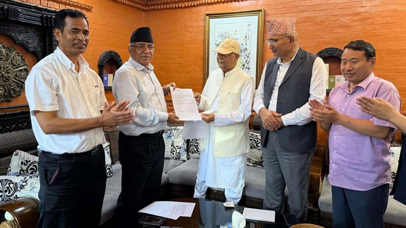 सरकारका लागि जुट्ने फुट्ने गरेका ओली-प्रचण्ड फेरि मिले, कसरी पुगे सहकार्यमा?