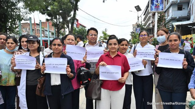 आकस्मिकबाहेकका सेवा बन्द गरेर आन्दोलनमा उत्रिए चिकित्सक, माइतीघरमा प्रदर्शन