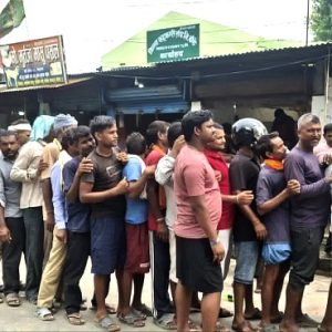 सरकारी अनुदानको रासायनिक मल निजी पसलबाट बिक्री, किसान भने सहकारीमा लाइनमा