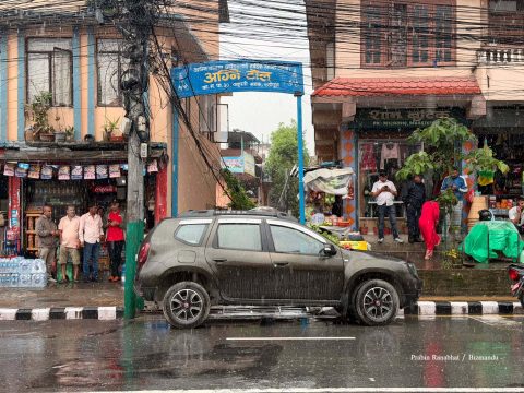गगन थापाको घर सोधे अनि गाडी छाडेर हिँडे, प्रहरी मूकदर्शक बन्दा सास्ती जनतालाई