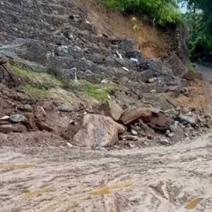 मेची राजमार्गको राजदुवाली खण्डमा सडक भासियो, यातायात पूर्ण रूपमा बन्द