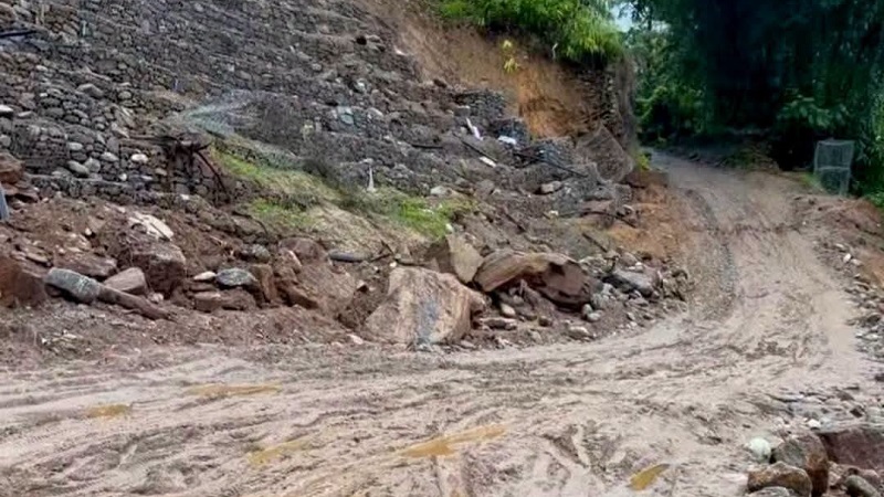 मेची राजमार्गको राजदुवाली खण्डमा सडक भासियो, यातायात पूर्ण रूपमा बन्द