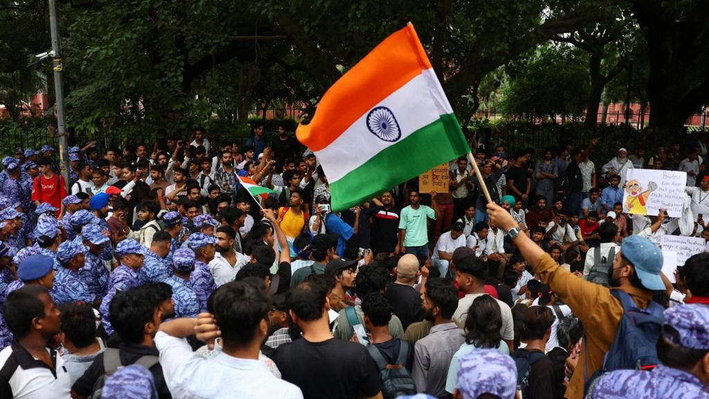 नेपाल र बंगलादेशको झल्को दिनेगरी भारतमा कक्रोच जनता पार्टीको प्रदर्शन, दिनभर अस्तव्यस्त