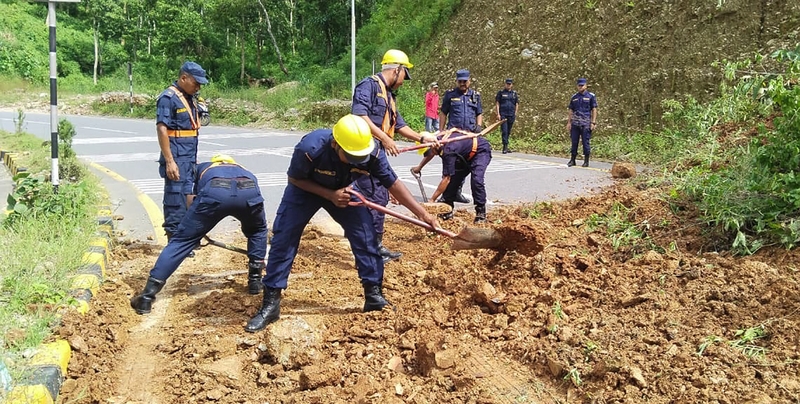 कोशीदेखि कर्णालीसम्म वर्षाले सडक सञ्जाल प्रभावित, दर्जनभन्दा बढी स्थानमा यातायात अवरुद्ध