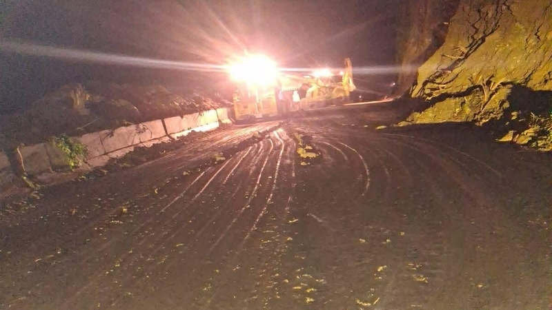 मलेखु-मुग्लिङ सडक दुईतर्फी संचालनमा, पहिरोको जोखिम कायम रहेकाले सावधान रहन आग्रह