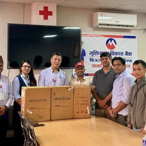 मुक्तिनाथ विकास बैंकले रेडक्रसको लुम्बिनी शाखालाई प्रदान गर्‍यो बायोलोजिक माइक्रोस्कोप
