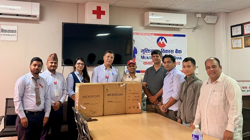 मुक्तिनाथ विकास बैंकले रेडक्रसको लुम्बिनी शाखालाई प्रदान गर्‍यो बायोलोजिक माइक्रोस्कोप