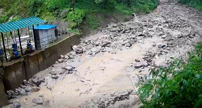 बाँधमा बाढी पसेर क्षति पुर्‍याएपछि असार २८ गतेदेखि रेलेखोला जलविद्युत् आयोजना बन्द