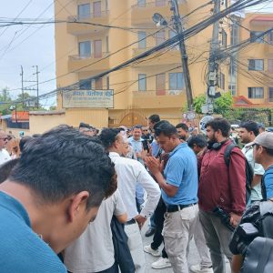 सेयर लगानीकर्ता 'क्यापिटल मार्केट रेस्क्यु प्लान' माग्दै सेबोनमा, अध्यक्ष भट्ट अर्थमन्त्रीसँग छलफलमा